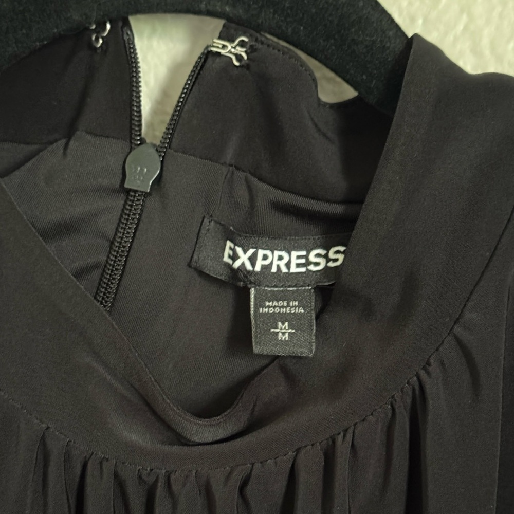 Express Padded Shoulder Ruched Top - Picture 6 of 6